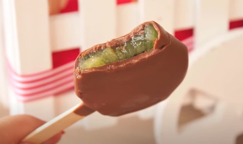 Helado de kiwi con chocolate