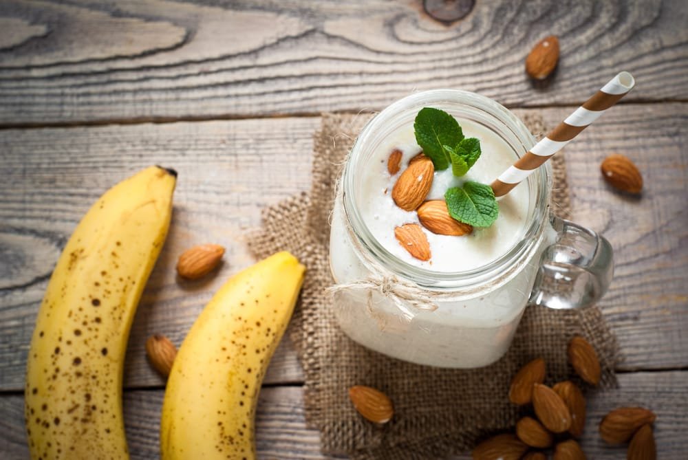 Fruta y leche de almendras  para helados veganos